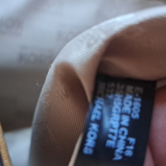 🎆Michael Kors Tan Soft Pebble Leather with Beautiful Gold Hardware - Picture 13 of 13